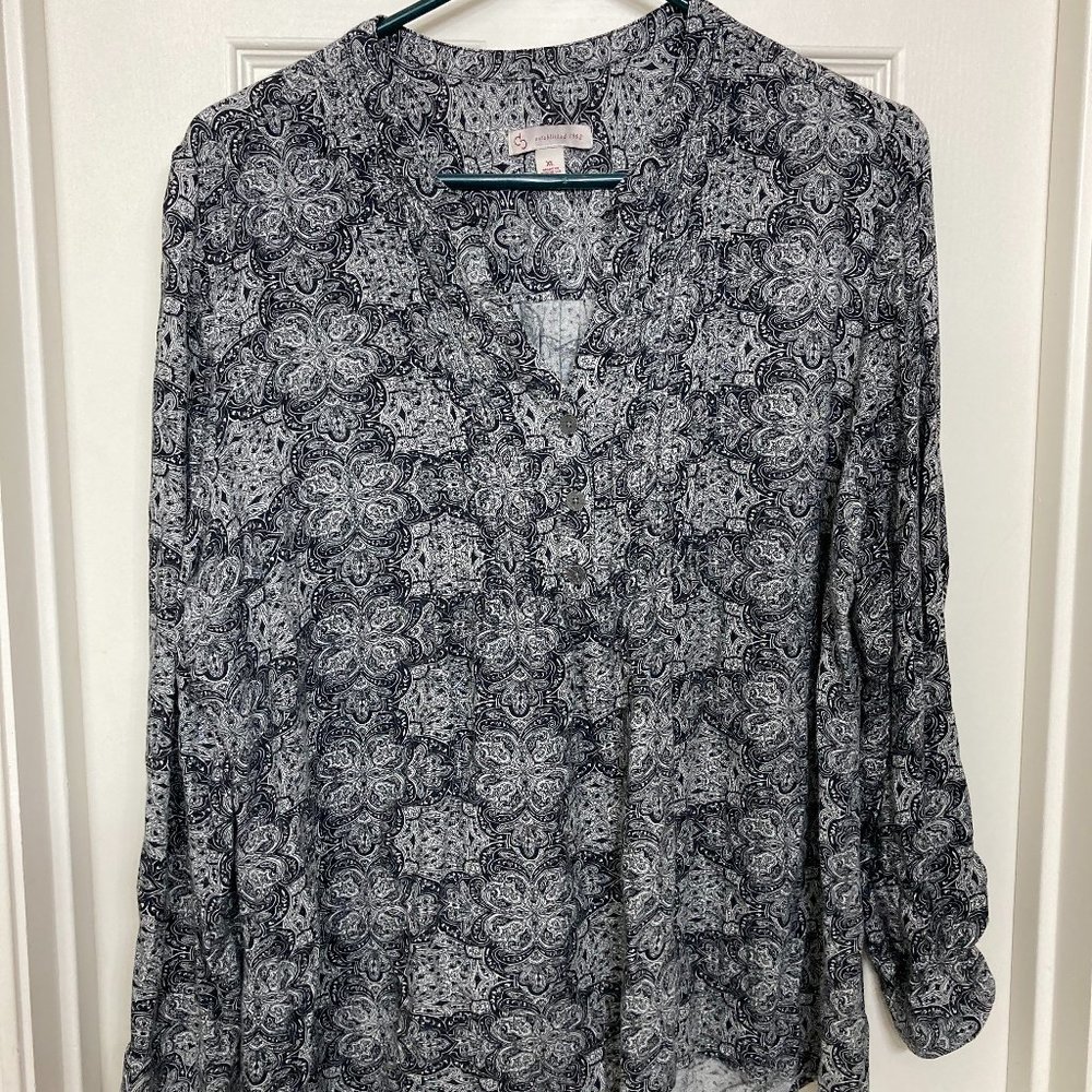 Established 1962 Black and White Paisley V-Neck